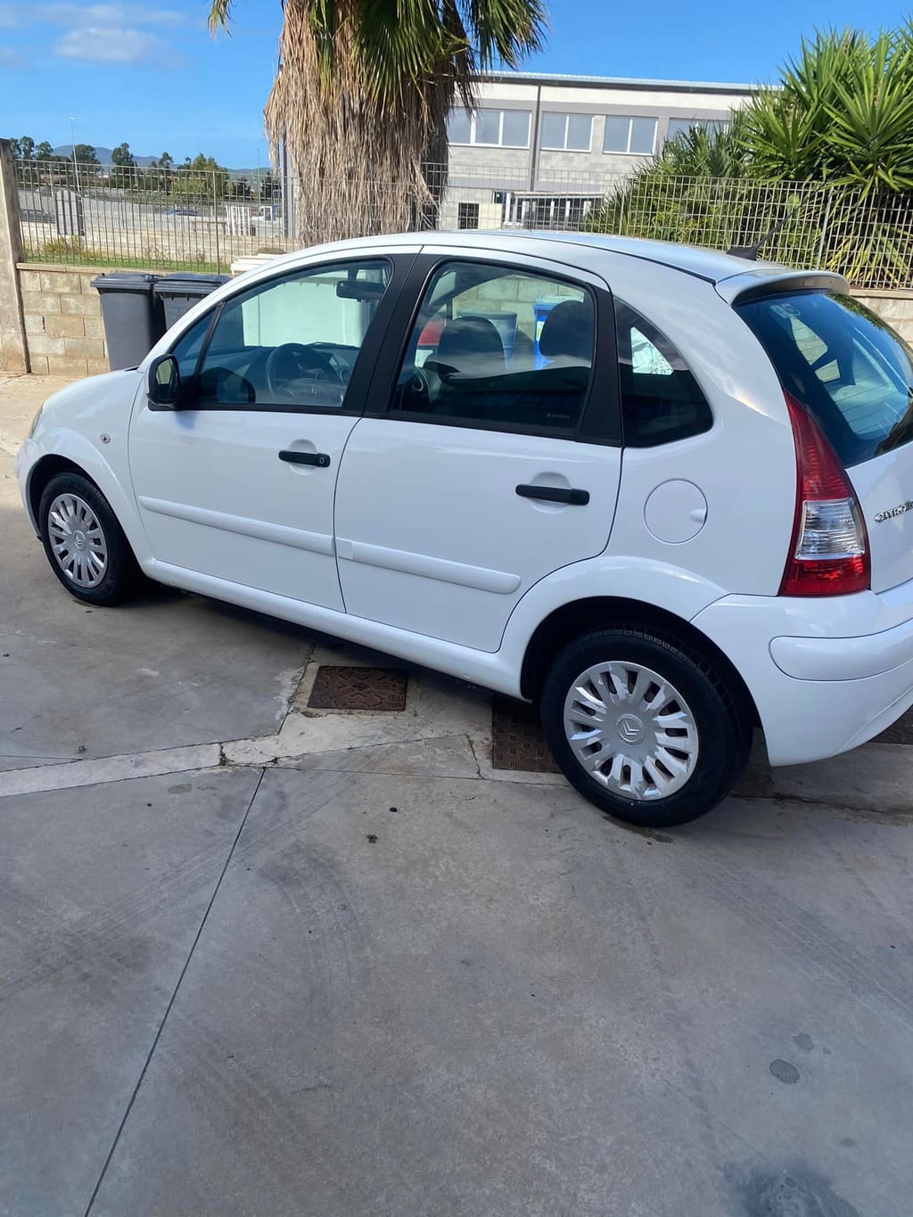 Dopo la riparazione — carrozzeria ripristinata