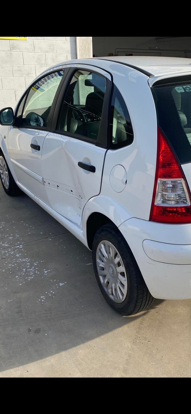 Prima della riparazione — carrozzeria danneggiata