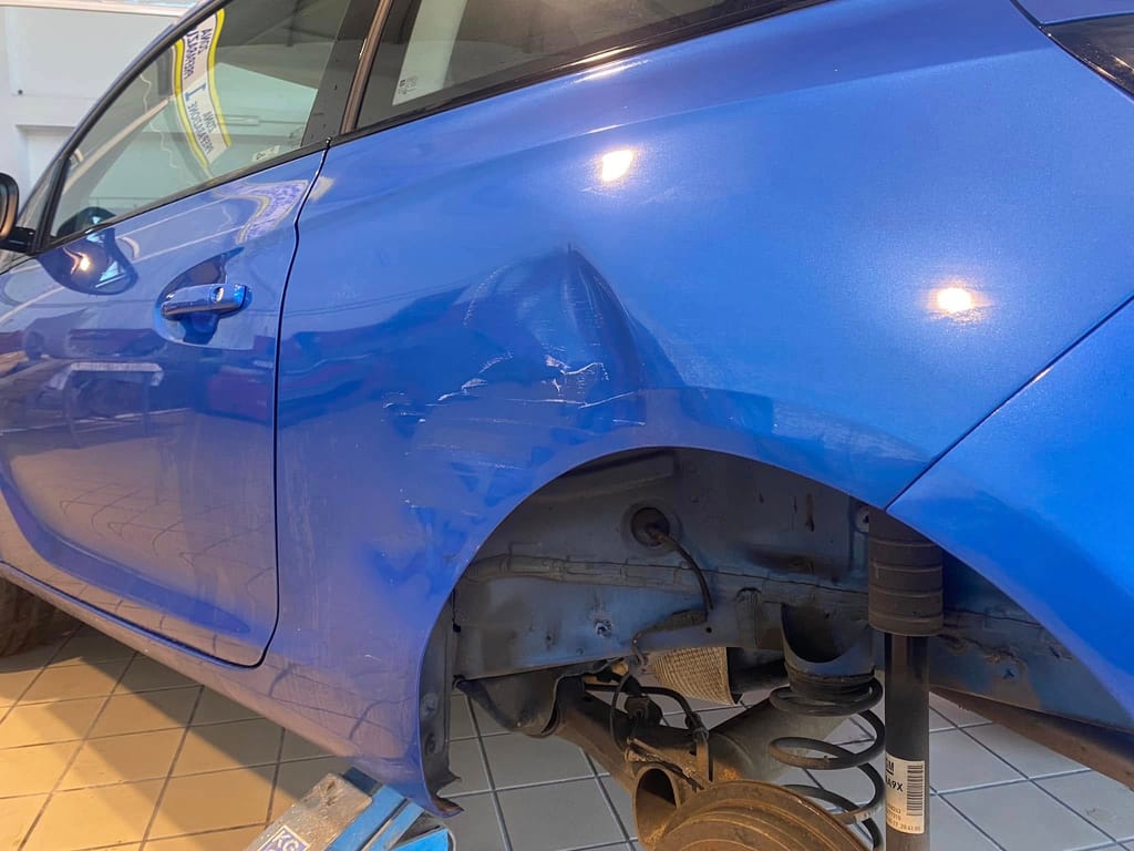 Prima della riparazione — parafango ammaccato