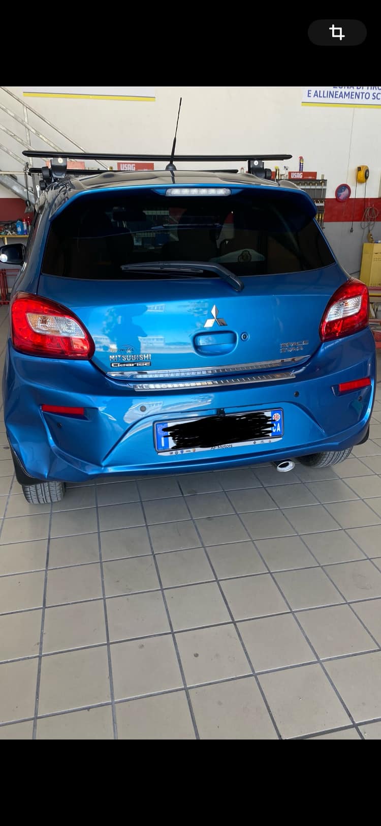 Prima della riparazione — paraurti danneggiato