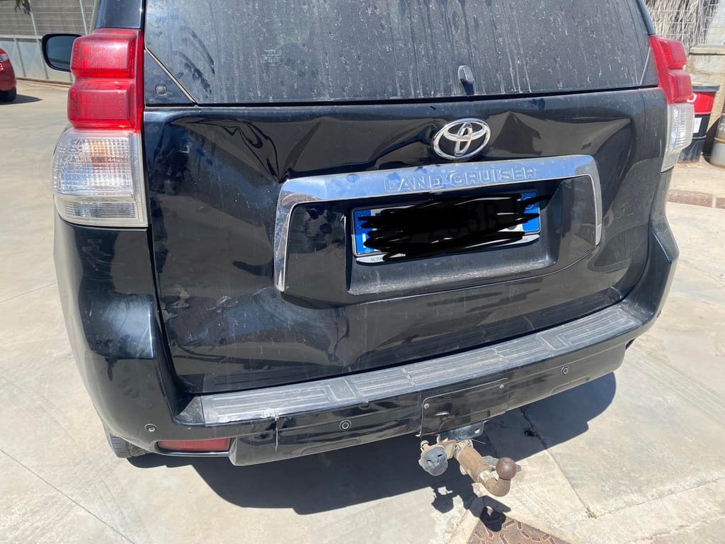 Prima della riparazione — portellone e paraurti ammaccati